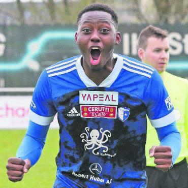 Explosion in Nachspielzeit - Jubel bei Nathan Kisisa. Mit seinem Tor in der Nachspielzeit bringt er dem FC Wohlen den Sieg. Bild: Josip Lasic
