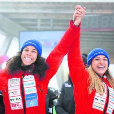 Ausgeschlafen zu EM-Silber - Melanie Hasler (links) jubelt mit Anschieberin Nadja Pasternack. Bild: zg