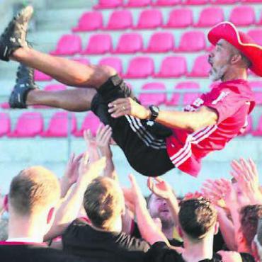 Der Mann, der vom Himmel fiel - Piu, der Mann, der vom Himmel fiel und vom FC Muri wieder raufgeworfen wird. Er wird beim Aufstieg gebührend gefeiert. Bilder: Stefan Sprenger