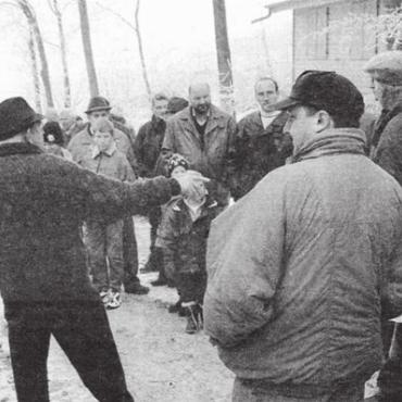Bei Eis, Kälte und Nebel zum Holzeinkauf - Immer weniger heizen mit Holz. Trotzdem erfreut sich die Brennholzversteigerung in Jonen grosser Beliebtheit. Bild: Archiv