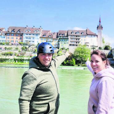 «Eigentlich eine verrückte Idee» - Von dort oben wirds losgehen: Stephan Troxler und Claudia Wiehl zeigen vom Ziel vor dem Casino aus Richtung Startpunkt neben dem Spittelturm. Bild: Marco Huwyler