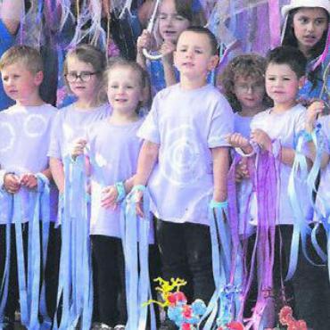 Ein Fest für das ganze Dorf - Beim Musical-Auftritt hatten die Kinder ihren grossen Moment. Bild: cbl