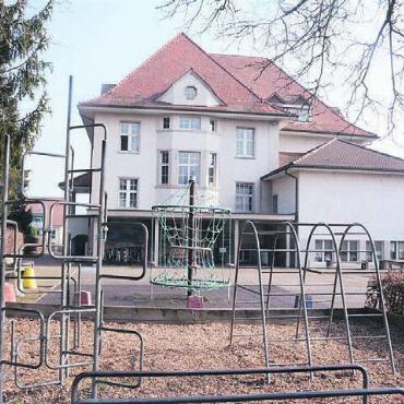 Diskussion um Gemeindehaus - Nach Ansicht der kantonalen Denkmalpflege hat das 1911 als Schulhaus erbaute Gebäude nur noch wenig bauzeitliche Substanz bewahrt und wird darum auch in Zukunft nicht in das Inventar schützenswerter Bauten aufgenommen.