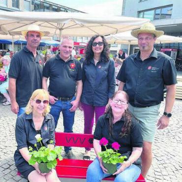 Im Auftrag der Schönheit - Der Vorstand des «VVV» am Jubiläum: Hinten, von links: René Häfliger, Michael Troxler, Yma Koch, Stephan Schmid. Vorne: Susi Schwegler und Präsidentin Romy Zürrer.