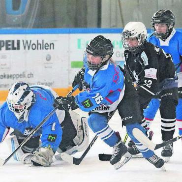 Beste Werbung für Verein - Mit vereinten Kräften verhindern die U13-Spieler des HC Wohlen Freiamt den Gegentreffer gegen ihre gleichaltrigen Gegner aus Basel. Am Ende gab es trotzdem eine 0:11-Niederlage gegen die späteren Turniersieger.