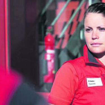 Fliegende Retterin - Rebekka Frieden ist mit ihrem Job bei der Air Zermatt angekommen. Bild: zg