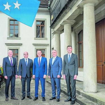 Wohler präsidiert Regierungsrat - Aufstellen für das Regierungsratsfoto 2023 (von links): Staatsschreiberin Joana Filippi, Regierungsrat Stephan Attiger, Landstatthalter Markus Dieth, Landammann Jean-Pierre Gallati, Regierungsrat Alex Hürzeler und Regierungsrat Dieter Egli. Bild: Foto Studio Gioia
