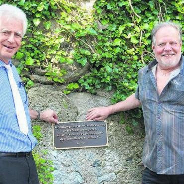 «Ich schenke der Stadt einen Platz» - Platz am Reussweg geschenkt: Stadtammann Raymond Tellenbach (links) und Unternehmer Renato Rocchinotti enthüllen die Gedenktafel. Bild: Hans Rechsteiner