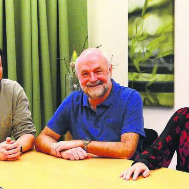 Erfahrungen teilen - Erfahrungsaustausch: Schulsozialarbeiter Dominic Bieri, Daniel Baumgartner und Christina Wirtenberger (von links). Bild: Celeste Blanc