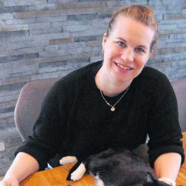 Autonummern für die Kleinsten - Ein Tierschild für die Katze Mimi. Solche und Kinderwagenschilder stellt Melanie Martin als Einzige in der Schweiz in diesem Rahmen her. Bild: zg