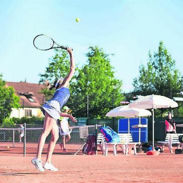 Wo das Tennis sich wohlfühlt - Für eine wunderbare Anlage mit neun Plätzen erhält der Verein Lob von weither. Und im Verein findet man immer einen passenden Partner oder eine passende Partnerin für ein spannendes Spiel. Bilder: Archiv