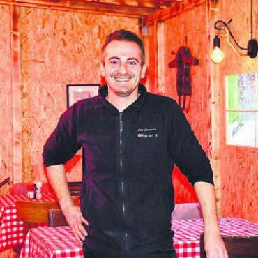 Heimeliges Chalet für die Eisbahn-Gäste - Wirt Peter Dushi freut sich, seinen Gästen im Winter eine bequeme, kleine Holzhütte anbieten zu können. Bild: dm