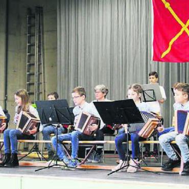 Positiv ins neue Jahr - Die regionale Musikschule umrahmt den Neujahrsapéro mit lupfigen Stücken auf dem Schwyzerörgeli.