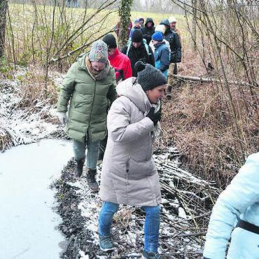 Über Biberdämme - Die Exkursion führte über einen Biberdamm. Bilder: Roger Wetli