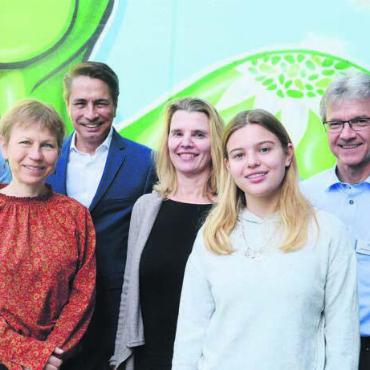 Vorbild für andere sein - Funktionierendes Teamwork (von links): Philipp Piket (IV-Stelle Aargau), Simone Silbereisen (Learco), Walter Cassina (Geschäftsleiter Obere Mühle OMV), Monika Cacioppo (Vorstandsmitglied OMV), Natalie Cacioppo (Auszubildende), Rolf Muntwyler (Bereichsleiter Finanzen OMV) und Mike Lauper (Präsident OMV). Bild: Chregi Hansen