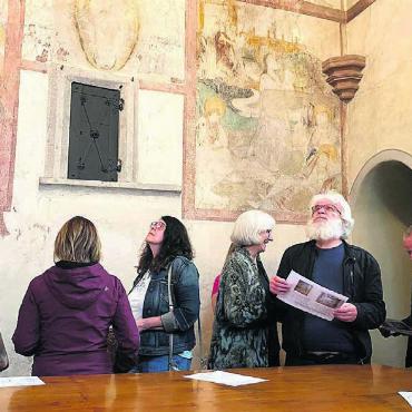 Kelch geht zurück nach Baden - Die Fresken in der Sakristei stiessen auf grosses Interesse. Anhand einer Bildlegende wurden die einzelnen Darstellungen erklärt. Die Fresken sind mit ein Grund, dass die Hägglinger St.-Michaels-Kirche denkmalgeschützt ist. Bilder: sp