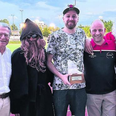 Tränen zum Schluss - Zum Schluss wurde «Laubi» vom Samichlaus und Schmutzli nochmals gebührend verabschiedet. Gründervater Heribert Isler, Sascha Rudi (Gewinner Lukas-Bloch-Trophäe) und der scheidende Präsident Laubacher strahlen um die Wette. Bilder: zg
