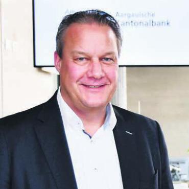 Starke Position behaupten - Michael Wertli ist Regionalleiter der AKB im Freiamt am Hauptsitz in Wohlen: Er schaut mit Stolz auf die lange Historie der Bank. Bild: dm