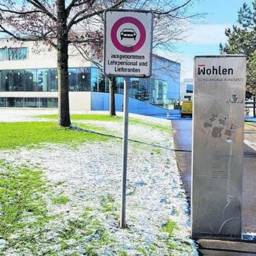 Viele Fragen bleiben offen - Das Schulhaus Bünzmatt 3 ist noch keine 20 Jahre alt, bereitet aber aus baulicher Sicht bereits Probleme. Bild: Chregi Hansen