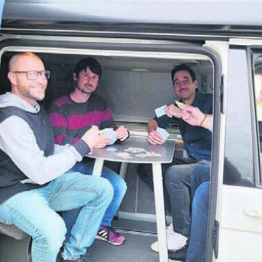 Mitmachen bei Premiere - Auch im Camper kann man jassen (von links): die Organisatoren Dennis Andermatt, Lukas Küchler, Marc Zimmermann und Hauptsponsor Olivier Parvex. Bild: chh