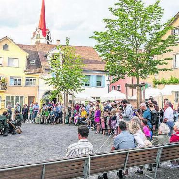 Bremgarten Tourismus plant Onlineplattform - Geschichte(n) und Ereignisse aufleben lassen, hier eine Episode auf dem Kornhausplatz, anlässlich einer historischen Stadtführung im Mai 2022. Bild: Michael Briner