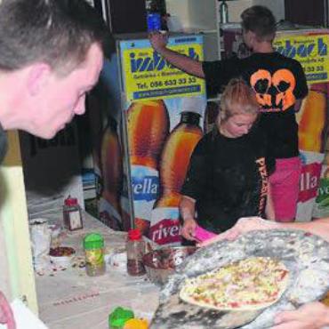 Endlich wieder zusammen geniessen - Dieses Jahr findet endlich wieder das Pizzafäscht der Jubla Rudolfstetten statt. Bild: zg
