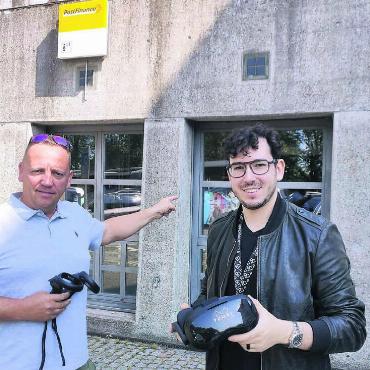 «Die Unterhaltung der Zukunft» - Stephan Troxler (links) und Nino Ruef vor der Schalterhalle der ehemaligen Bremgarter Post. Hier kann man ab dem 22. Juni für vier Tage acht unterschiedliche Abenteuerwelten erleben. Bild: Marco Huwyler