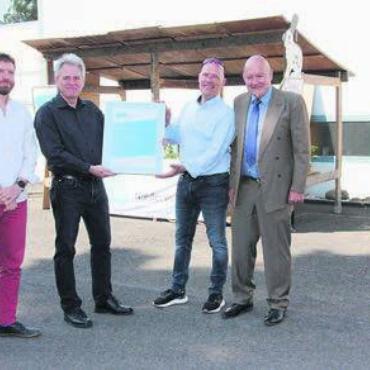 «Niederwil hat Vorbildcharakter» - Übergabe der Plakette «Energiestadt» (v. l.): Adrian Fahrni, Leiter Abteilung Energie Kanton Aargau; Stefan Bärtschi, Präsident Nachhaltigkeitskommission Gemeinde Niederwil; Norbert Ender, Gemeindeammann; Jules Pikali, Energiebotschafter des Trägervereins Energiestadt. Bild: gvd