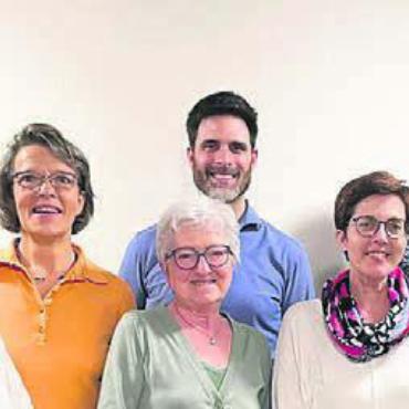 Auf der Spur der Wasserkraft - Geschäftsführer Mike Neeser umringt von den Ortsvertreterinnen der Regionalkommission Freiamt der Lungenliga Aargau. Bild: zg