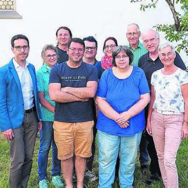Süsses Leben im Klein-Vatikan - Gemeinsam im OK von «Dolce Vita» (v.l.): Christian Alpiger (Kirchenchor), Elsbeth Peter (Orchester), Pawel Müller (Kirchgemeinde), Leo Lazraj (Kirchenpflege), Kurt Albert (Stadtmusik), Mirjam Koch (Kirchenpflege), Helen Stierli (Kolping), Ruedi Bertschi (Ref. Kirchgemeinde), Andrea Bossmeyer (Pastoralraum), Cäcilia Stutz (Pastoralraum).