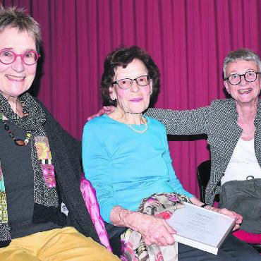 Verbunden mit der Gemeinde - Der Lokalhistorikerin Edith Karpf (Mitte) wurde die Ehrenmitgliedschaft verliehen. Die Urkunde wurde ihr von den Co-Präsidentinnen Corinne Wagner (rechts) und Elsbeth Wyss überreicht. Bild: Erika Obrist