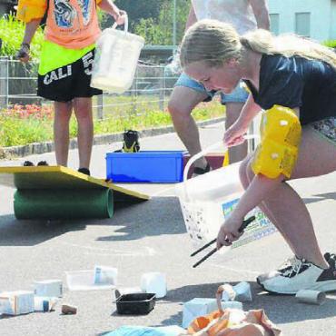 Ein Fest für das ganze Dorf - Wie vermüllt die Weltmeere sind, lernen die Kinder an diesem Posten.