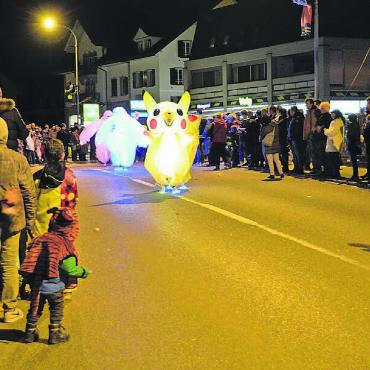 Neuer Rekord gibt Motivation - Gesäumte Strassen, gute Stimmung und beleuchtete Wagen oder eben Pokémons – das macht den Nachtumzug Boswil aus.