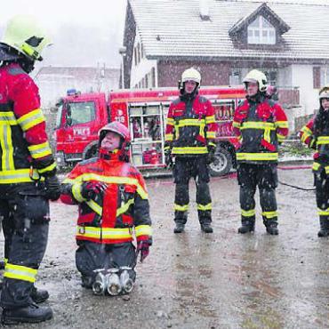 Künftige Kameraden unter sich - Wichtige Anweisungen gibt es auch beim Löschdienst.