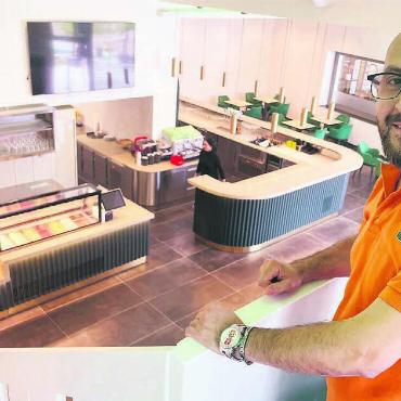 Neues «Centro» am Dorfplatz - Geräumige Lokalität: Mehmet Ilengiz will das Gastro-Leben in Villmergen bereichern. Er ist ein Gastronom aus vollem Herzen. Bilder: Stefan Sprenger