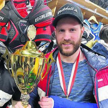 Pokal im Bett, Dorf steht kopf - Marc Gisin hat sich im Final das Handgelenk gebrochen und kam vom Spital direkt an die Meisterparty.