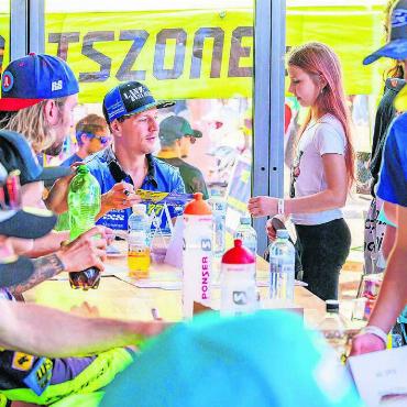 Von Skifahrern und Lokalmatadoren - Dominique Aegerter (Mitte) fuhr diesmal zwar nicht mit, verteilte aber fleissig Autogramme und war eine weitere Berühmtheit vor Ort.