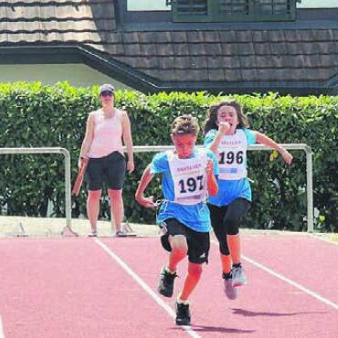 Heissen Temperaturen getrotzt - Diese jungen Athleten zeigten volle Konzentration beim Schnelllauf. Bild: zg