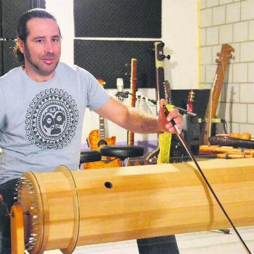 Einer von ganz wenigen - Ronny Wyssmüller mit seiner aussergwöhnlichen Instrumentenkonstruktion in seinem Musikstudio in Kallern. Bild: Celeste Blanc