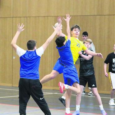 Drei Tage lang Handball pur - Mit vereinten Kräften wird verteidigt. Bilder: Josip Lasic