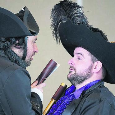 Nichts für Landratten - Mit Piraten ist nicht zu spassen. Was Olivier Le Vasseru «La Buse» (Marco Meili) und Stan (Mathias Thalmann) zu besprechen haben, erfährt das Publikum ab Freitag, 21. April. Bild: zg