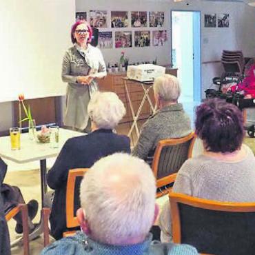 In alte Zeiten eingetaucht - Die Bewohnerinnen und Bewohner, aber auch andere Interessierte genossen den Filmnachmittag im St. Martin. Bild: zg