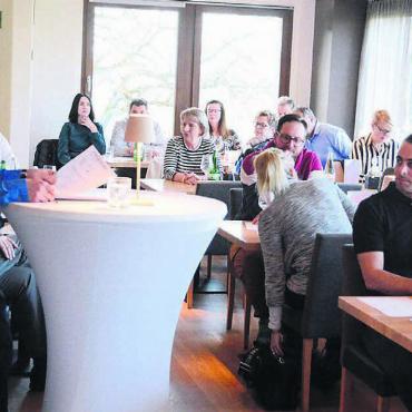 Tischmesse im nächsten Jahr? - Präsident Alex Meyer konnte erfreulich viele Teilnehmende zur GV begrüssen. Die Tatsache, dass die Versammlung und das anschliessende Essen im Gasthof Linde in Büttikon stattfanden, hat sicher zur guten Beteiligung beigetragen. Bild: Chregi Hansen