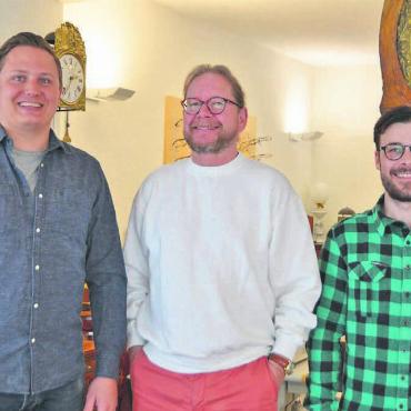 Den Durchblick hat er immer noch - Sie sind seit Jahren ein gutes Team. Nun freut sich Andy Ludin (Mitte), dass Jeremias Würsch (links) sein Geschäft übernimmt und Mischa Lüscher weiter in Muri tätig ist. Das heisst aber nicht, dass Ludin ganz aufhört zu arbeiten. Bild: Annemarie Keusch