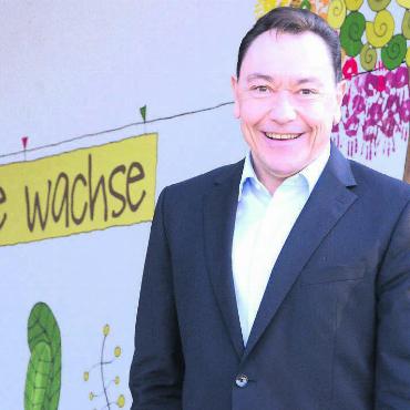 Unterschiedlich und doch so ähnlich - Das Motto «zäme wachse» gefällt dem neuen Schulleiter Christian Breitschmid besonders gut. Bild: Celeste Blanc