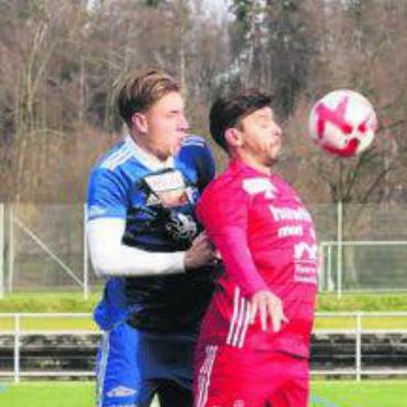Mission Rückrunde beginnt - Wohlens Justin Pfister gegen Admir Seferagic. Bild: jl