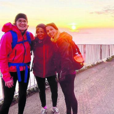 Unvergessliches Abenteuer - Erstmals am Rigimarsch dabei und gleich auf den Gipfel der Rigi geschafft: (v.l.) Alexandra Füglistaller, Michèle Kaufmann und Laura Meienberg aus Rudolfstetten. Bilder: Sabrina Salm/zg