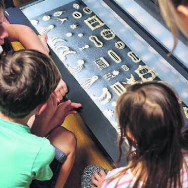 Viel Wissen in die Welt getragen - Auch für die Kinder wird einiges geboten: Es gibt eine Schnitzeljagd (Wo ist Rudolf?) und eine Spielkiste.