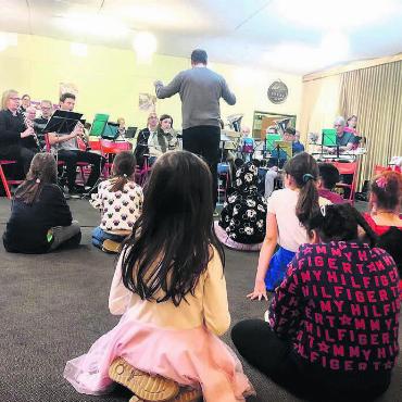 Experiment für mehr Nachwuchs - Zusammenspiel fürs erste Märlikonzert: Gespannt beobachten die Kinder die Musizierenden des Musikvereins. Bilder: mub