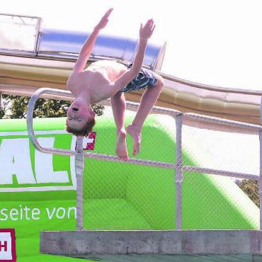 Turmspringen und Party in einem - Auch dieses Jahr soll man kreative Sprünge sehen am «Big Splash Contest». Bild: Archiv